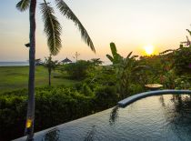 Villa Sungai Tinggi Beach, Piscina al atardecer